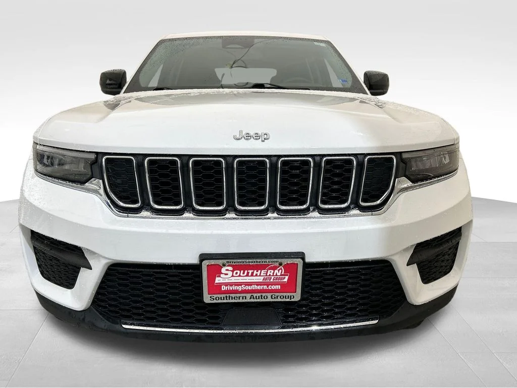 Used 2023 White Jeep Laredo image 9