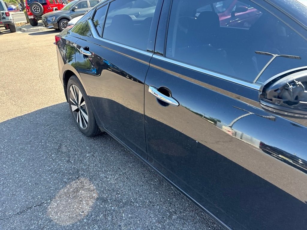 Used 2019 Black Nissan 2.5 SV image 11