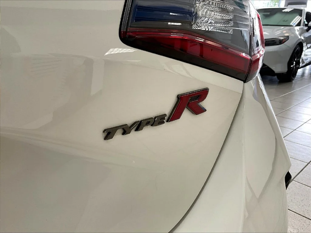 Used 2025 Championship White Honda  image 25