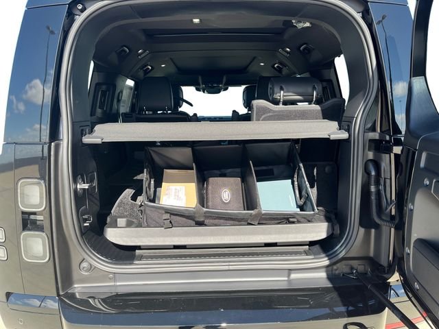 New 2026 Santorini Black Land Rover X-Dynamic SE image 18
