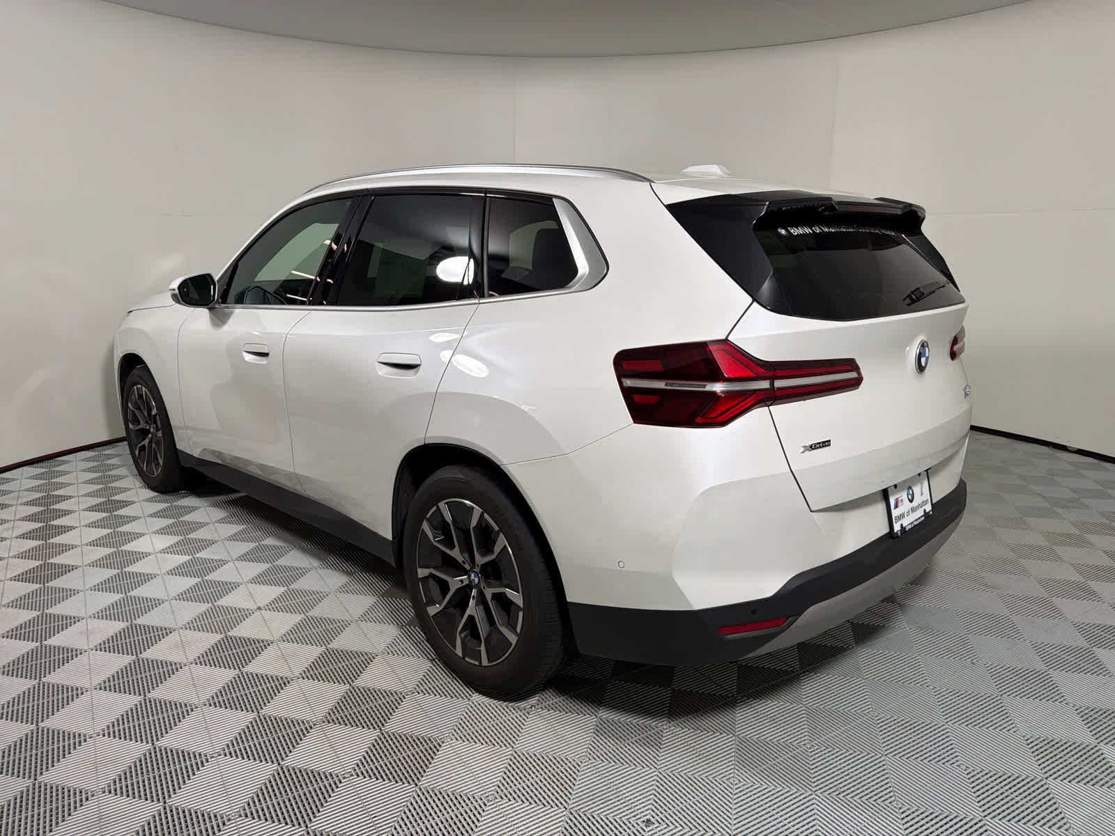 Used 2026 Mineral White Metallic BMW 30 xDrive image 3
