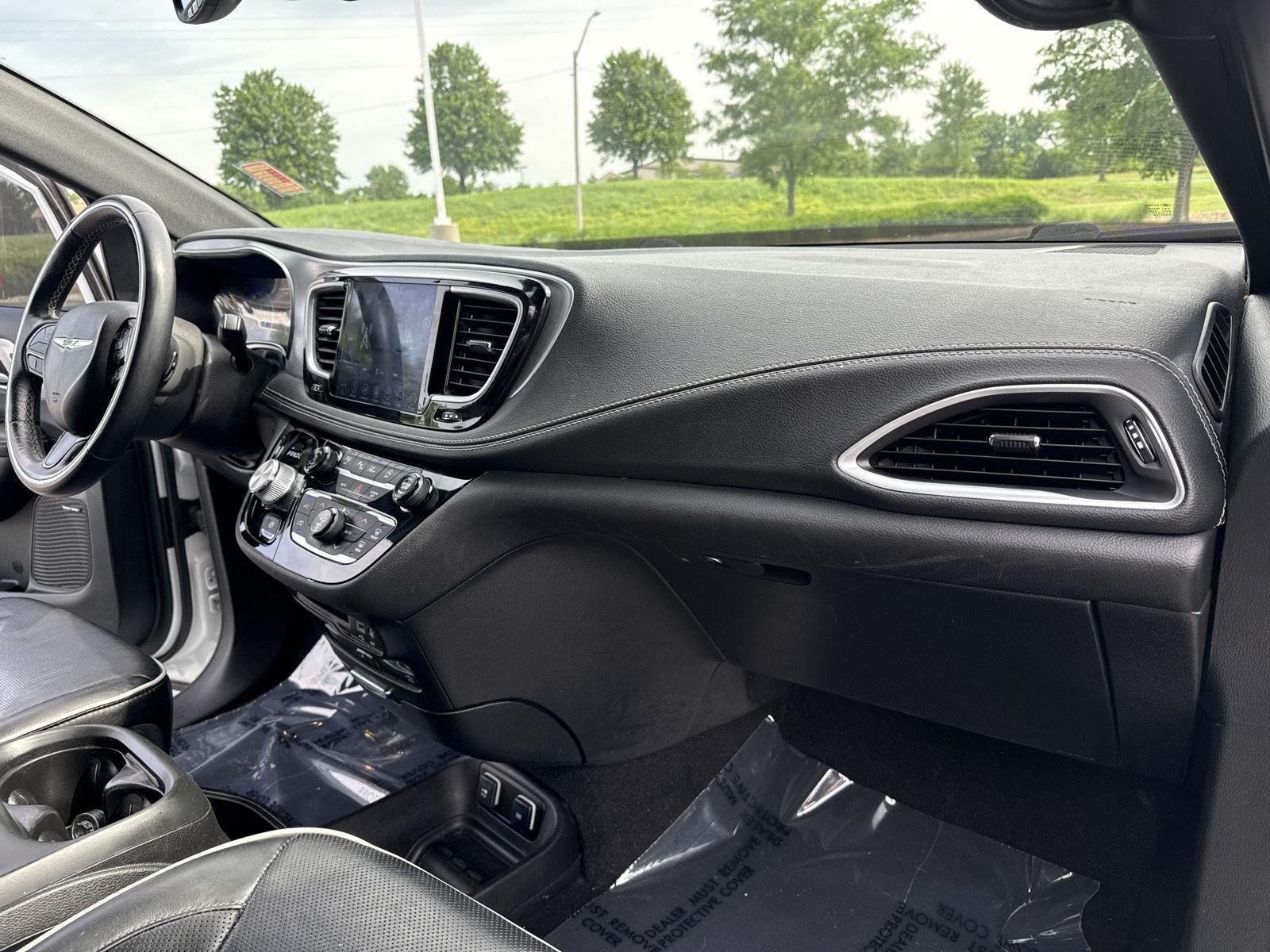 Used 2018 Bright White Clearcoat Chrysler Limited image 29