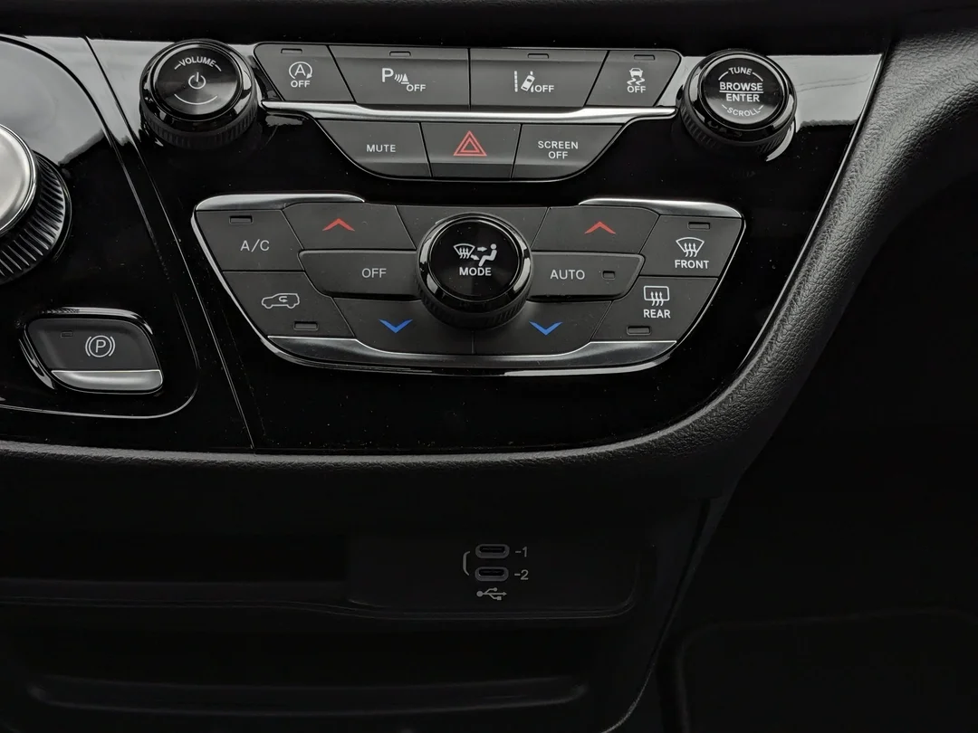 New 2026 Black Chrysler SXT - - FWD - Power Liftgate - Power Sliding Doors - Leather - Remote Starter & More! image 23