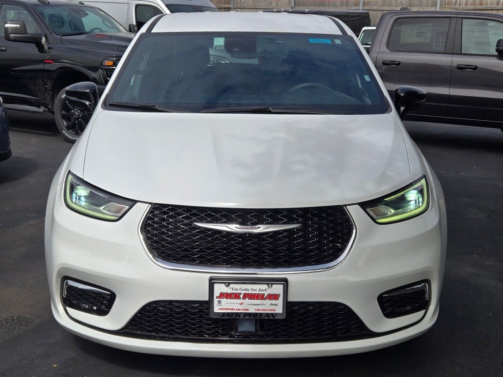 Used 2025 White Chrysler Select image 3
