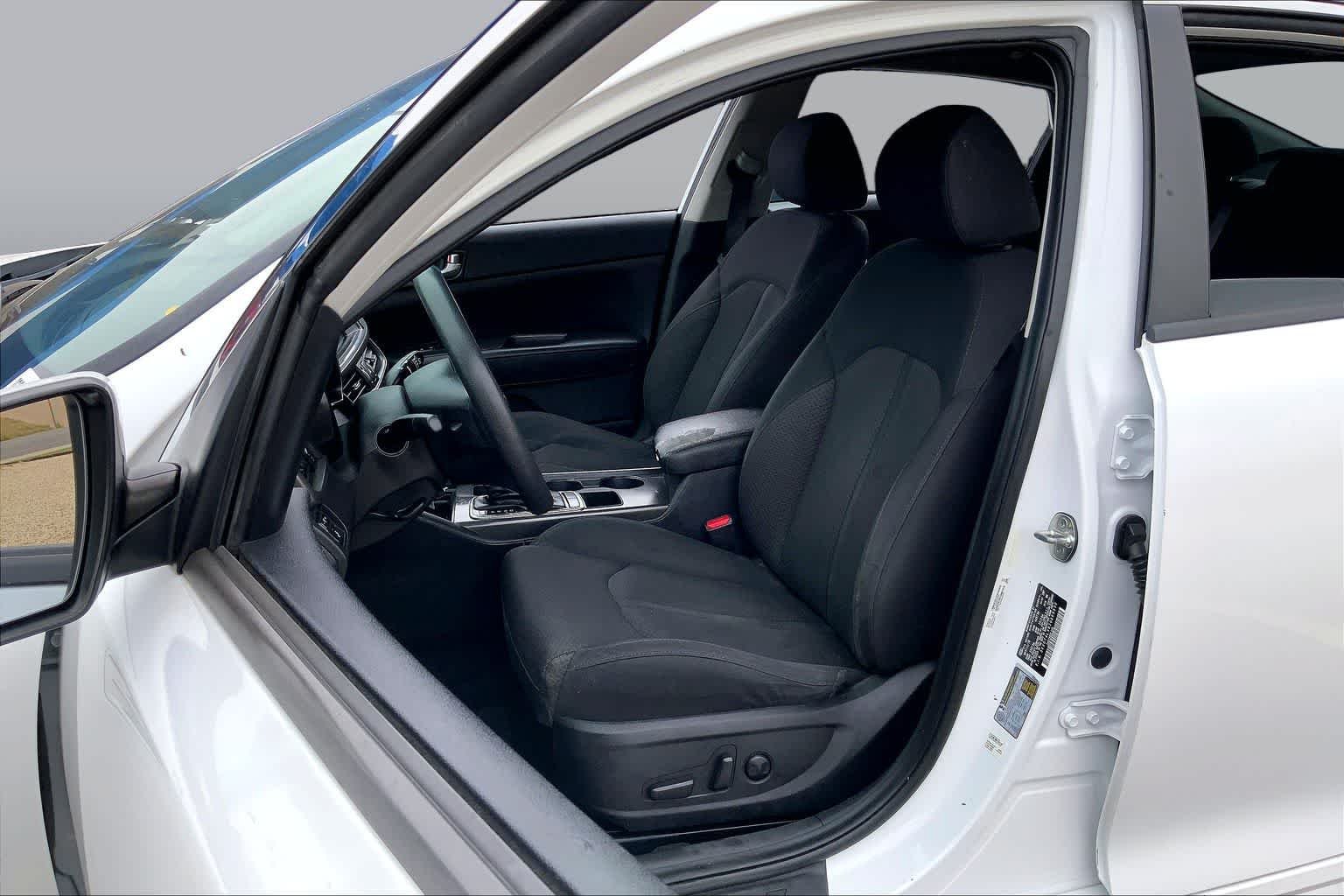 Used 2018 Snow White Pearl Kia LX image 8