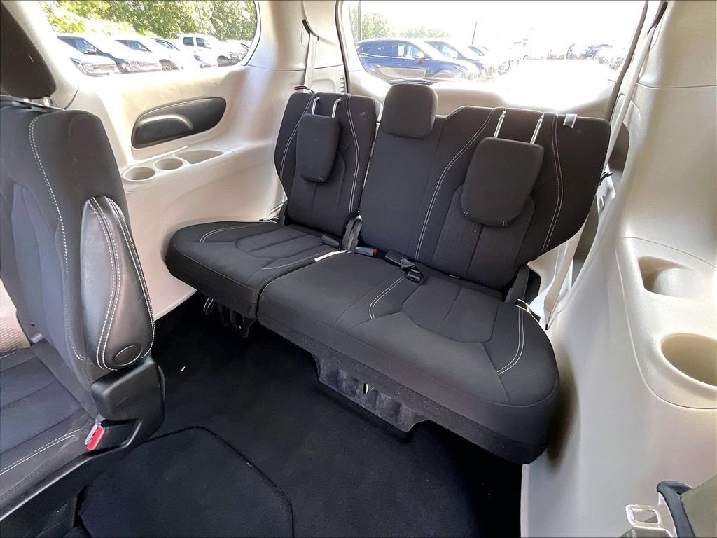 Used 2023 Silver Mist Clearcoat Chrysler LX image 16