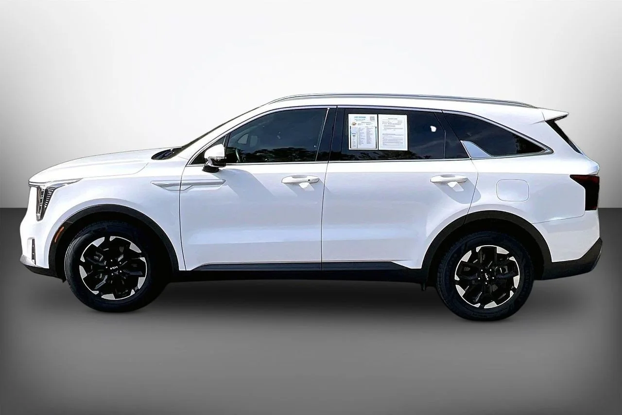 Used 2025 White Kia S image 5