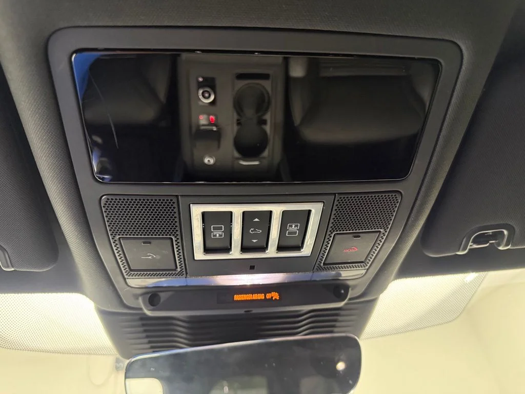 Used 2023  Land Rover S R-Dynamic image 41