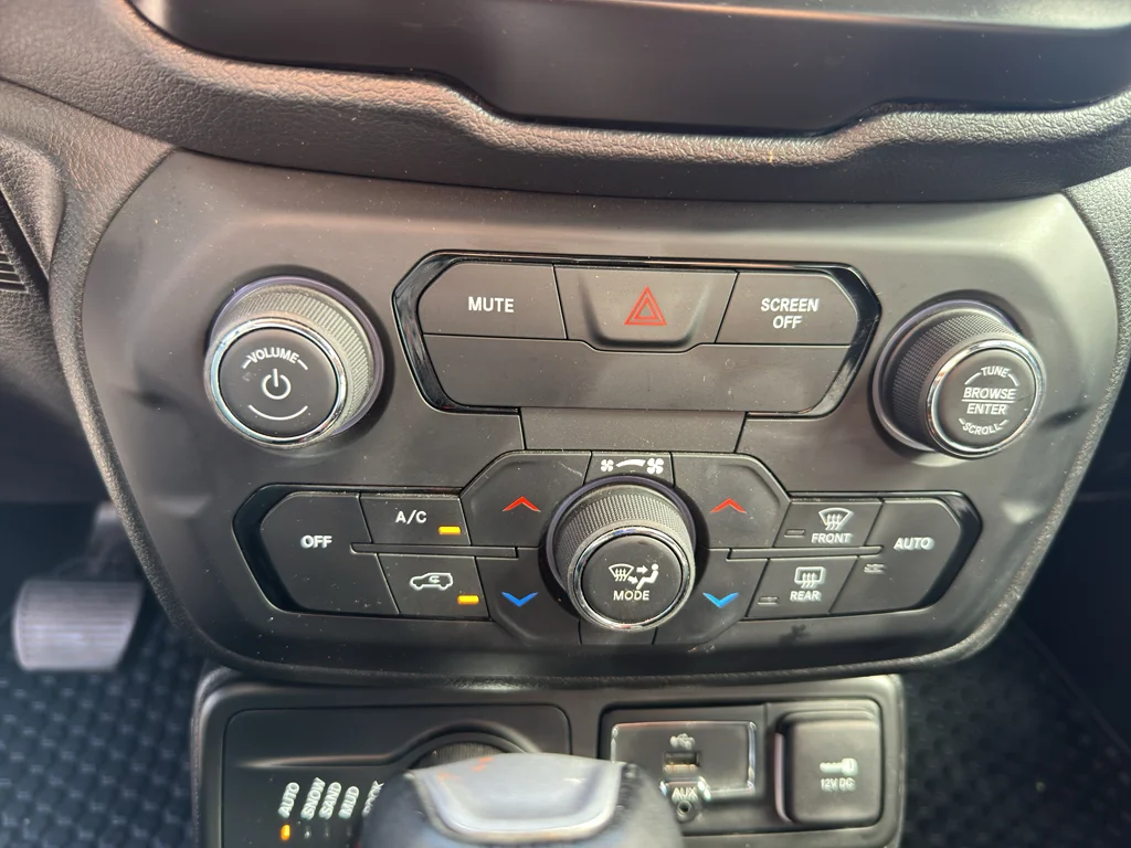 Used 2018 Glacier Metallic Jeep Trailhawk image 32