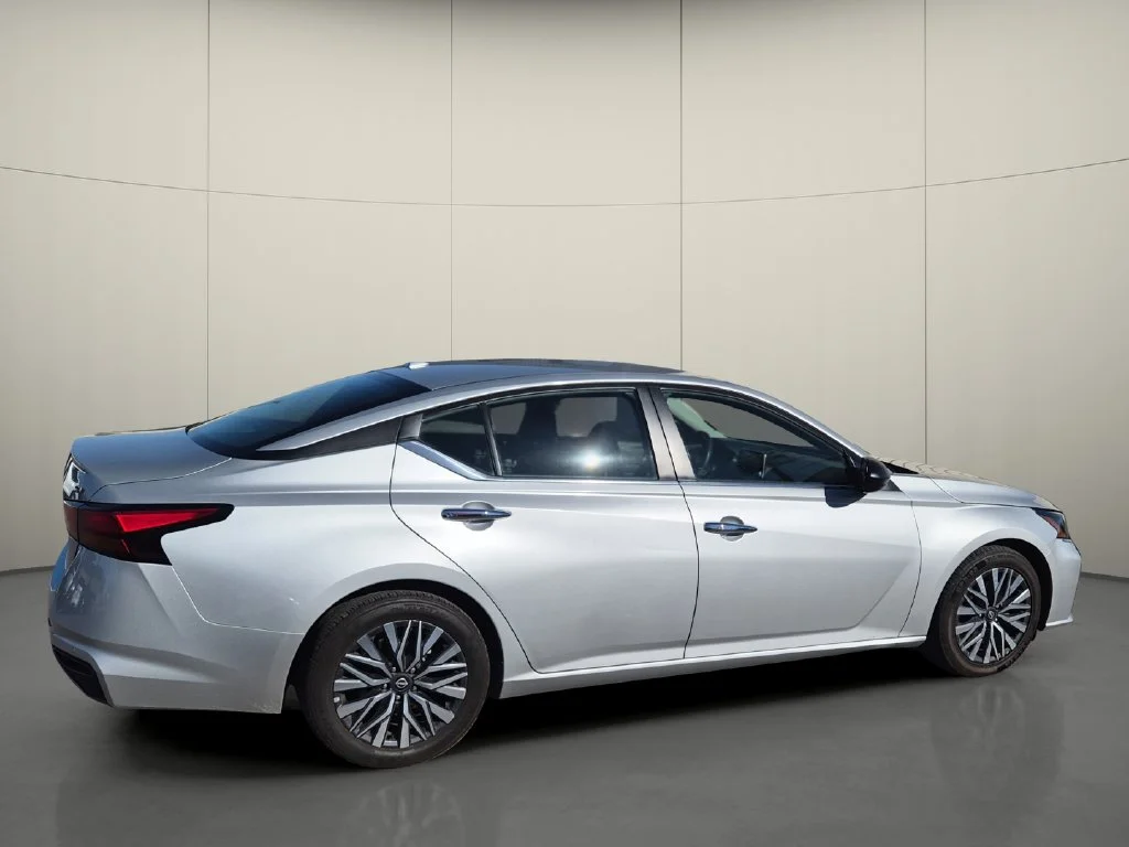 Used 2024 Silver Nissan 2.5 SV image 8