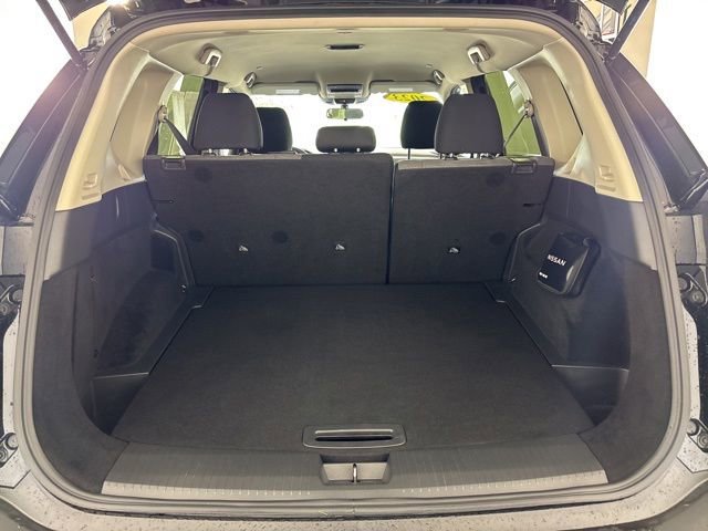 Used 2023 Blk/black Nissan SV image 14