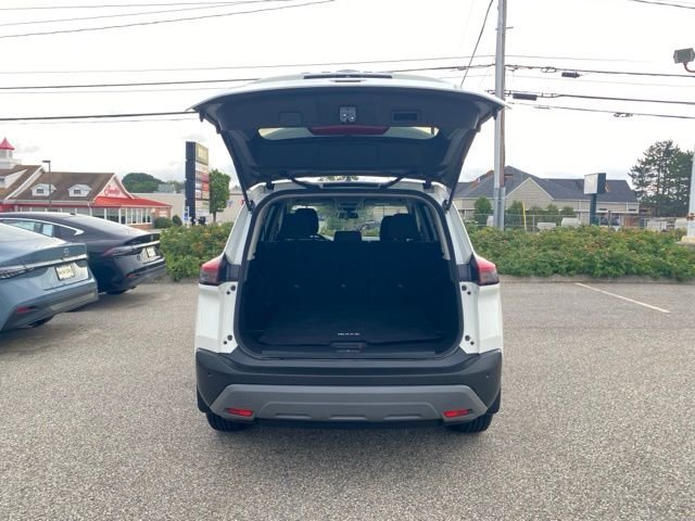 Used 2023 Glacier White Nissan S image 5