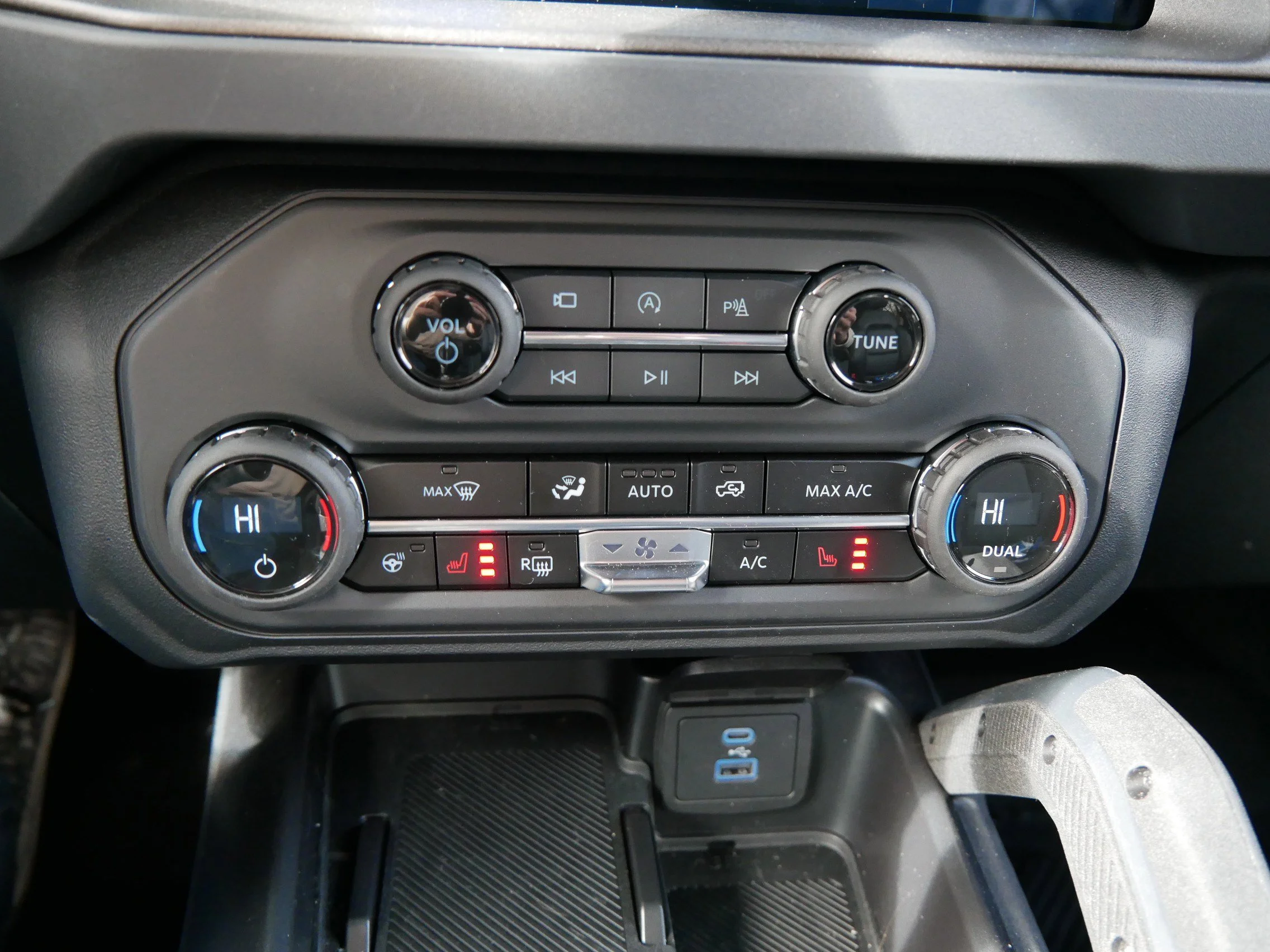 New 2025 Azure Gray Metallic Ford Badlands image 23