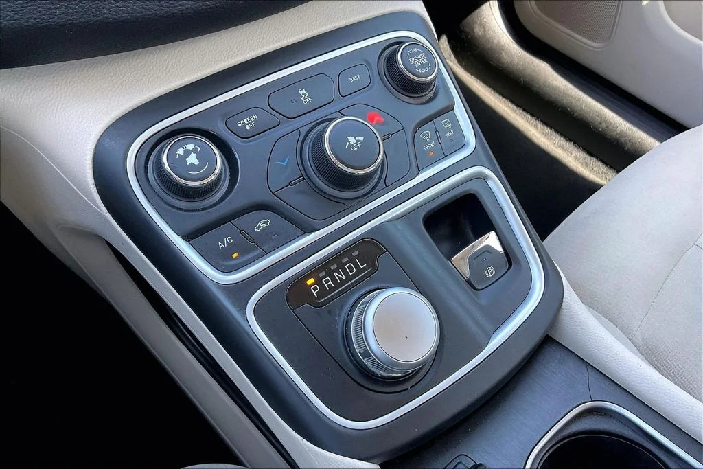 Used 2015 Silver Chrysler Limited image 24