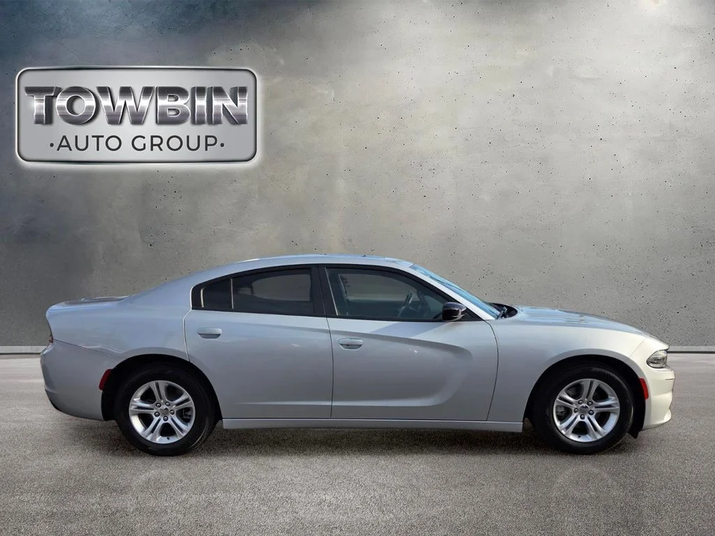 Used 2023 Silver Dodge SXT image 3