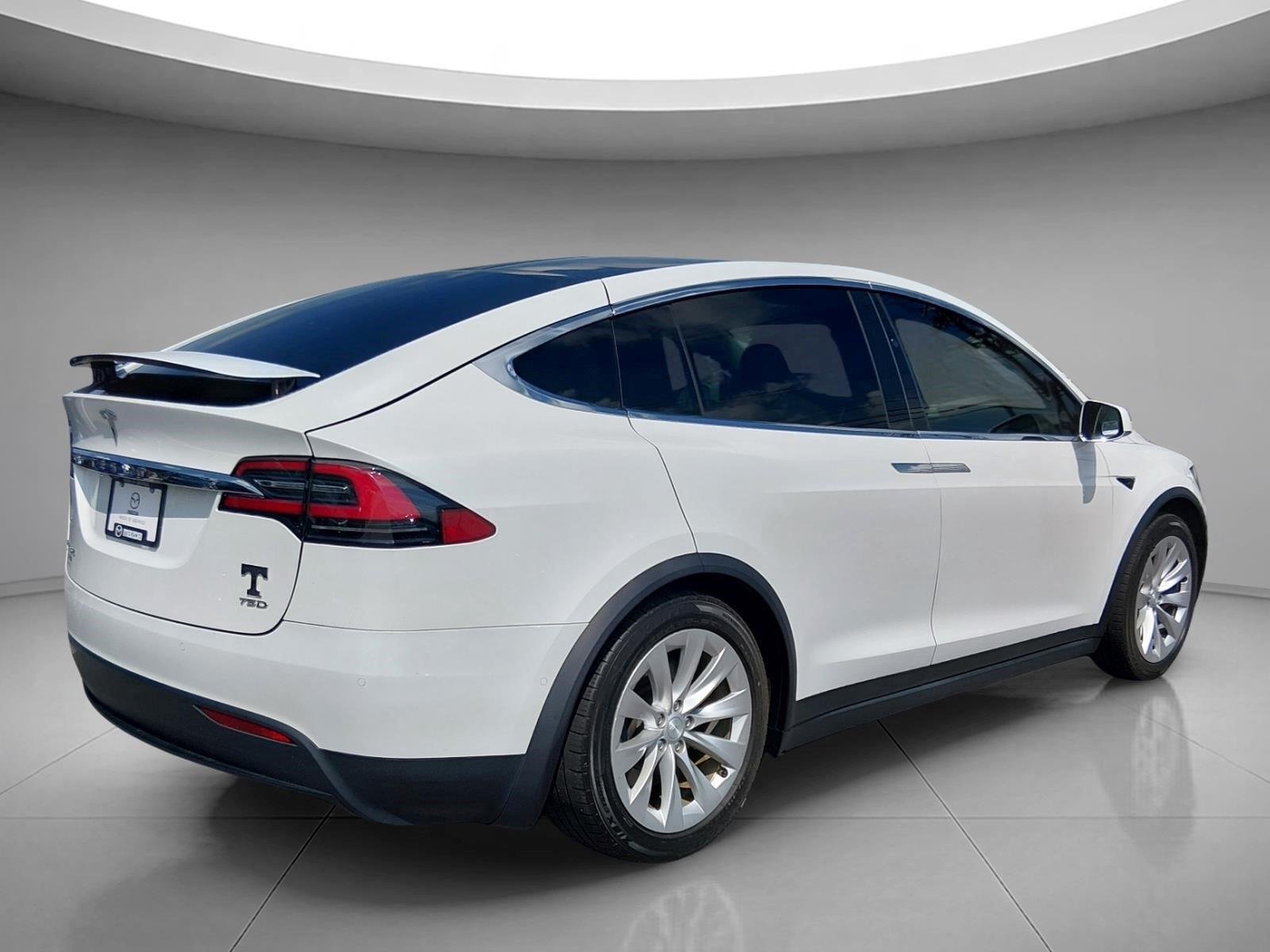 Used 2017  Tesla 90D image 5