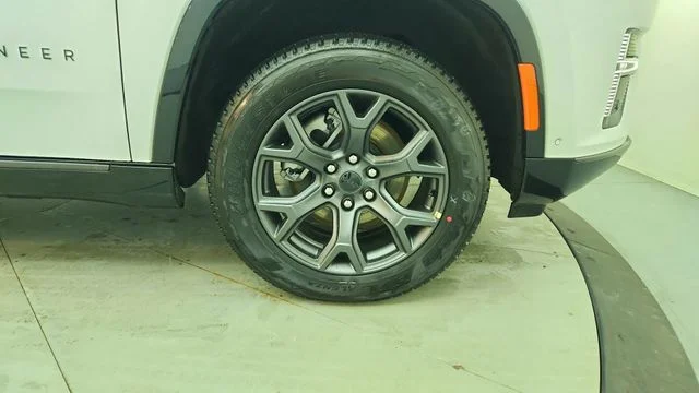 New 2026 Bright White Clear-Coat Exterior Paint Jeep Limited Altitude image 13