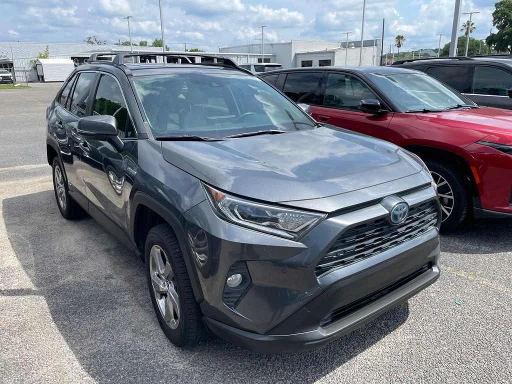 Used 2021 Gray Toyota XLE Premium image 5