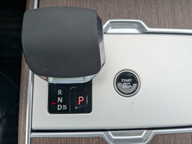 Used 2024 White Land Rover SE image 27