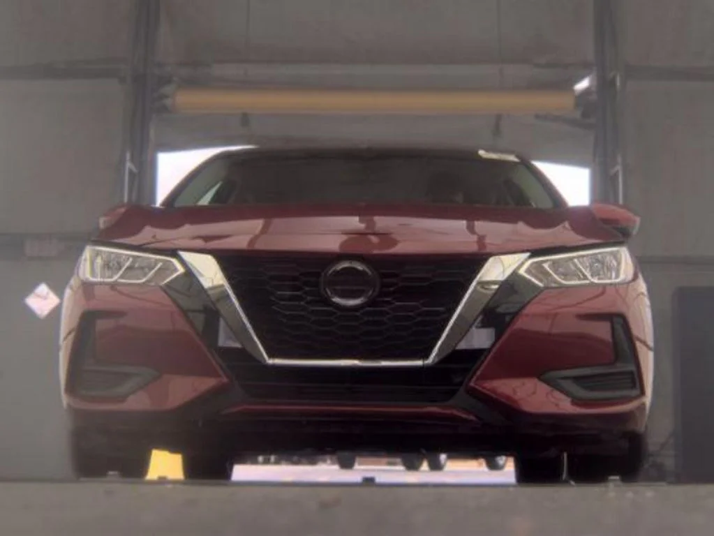 Used 2022 Red Nissan SV image 3