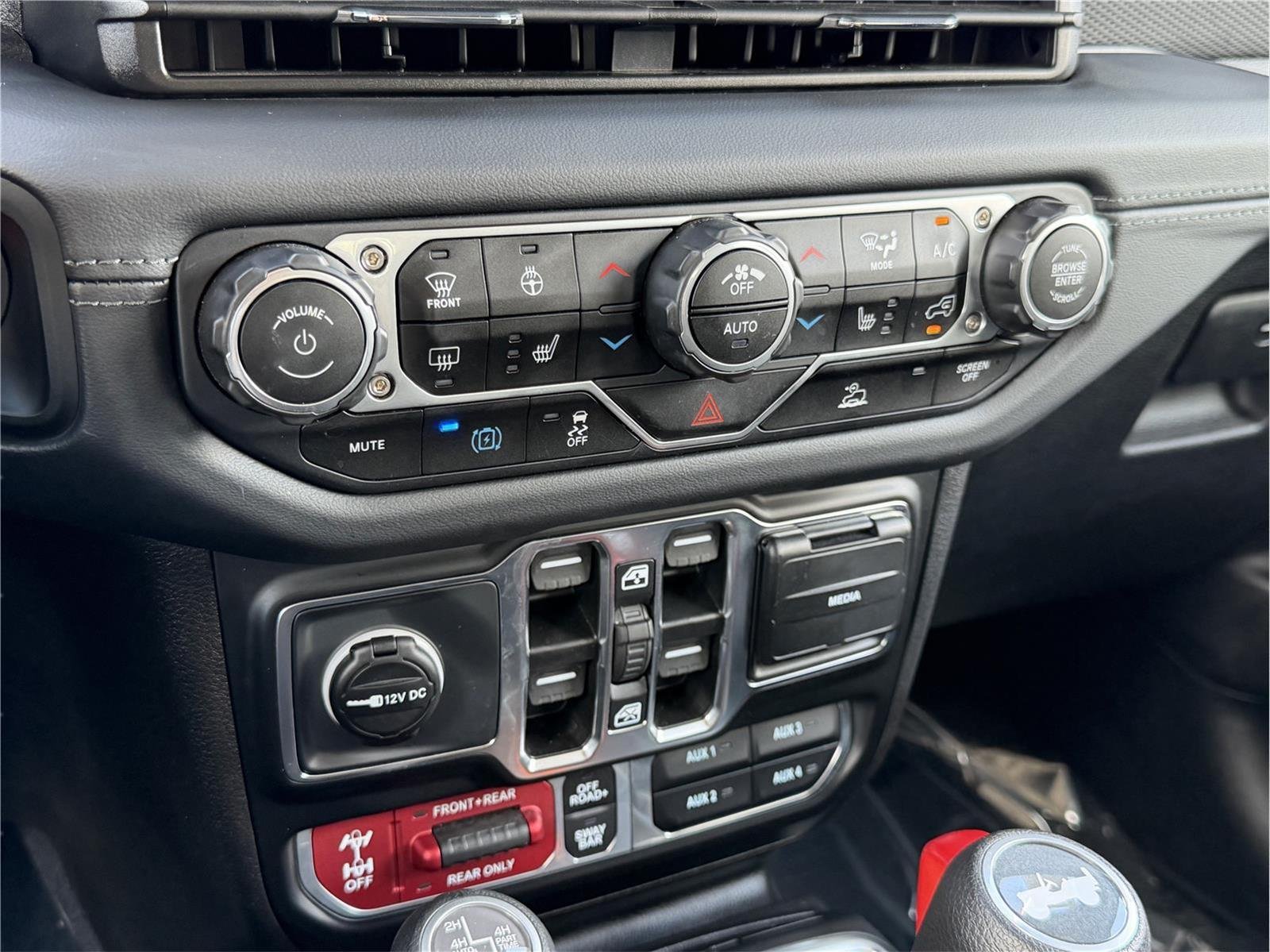 Used 2025 Granite Crystal Metallic Clearcoat Jeep Rubicon image 23