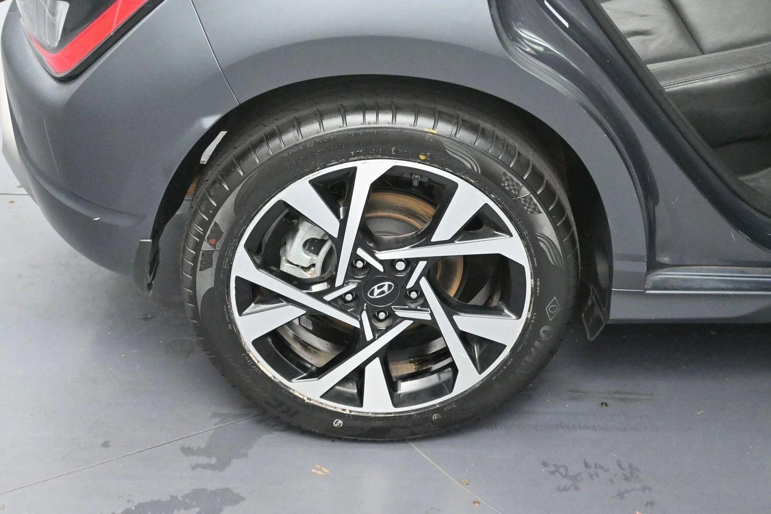 Used 2022 Thunder Gray Hyundai Limited image 33