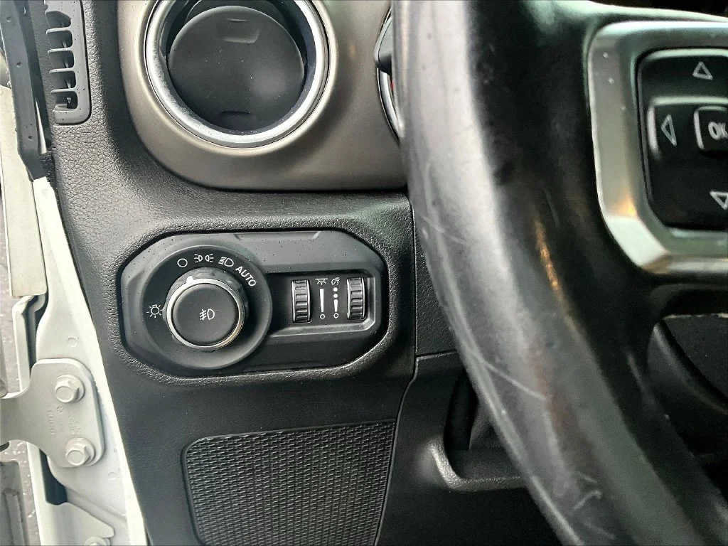 Used 2019 Bright White Clearcoat Jeep Unlimited Rubicon image 18