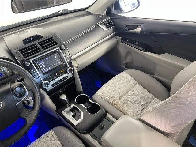Used 2014 White Toyota LE image 29
