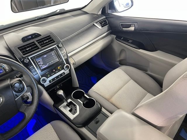 Used 2014 White Toyota LE image 29
