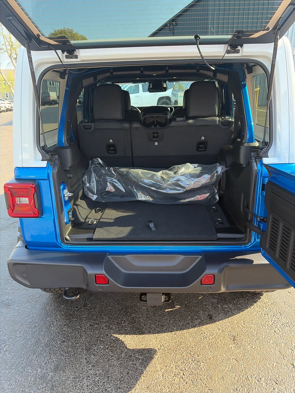 New 2026 Hydro Blue Pearl-Coat Exterior Paint Jeep Sahara image 9