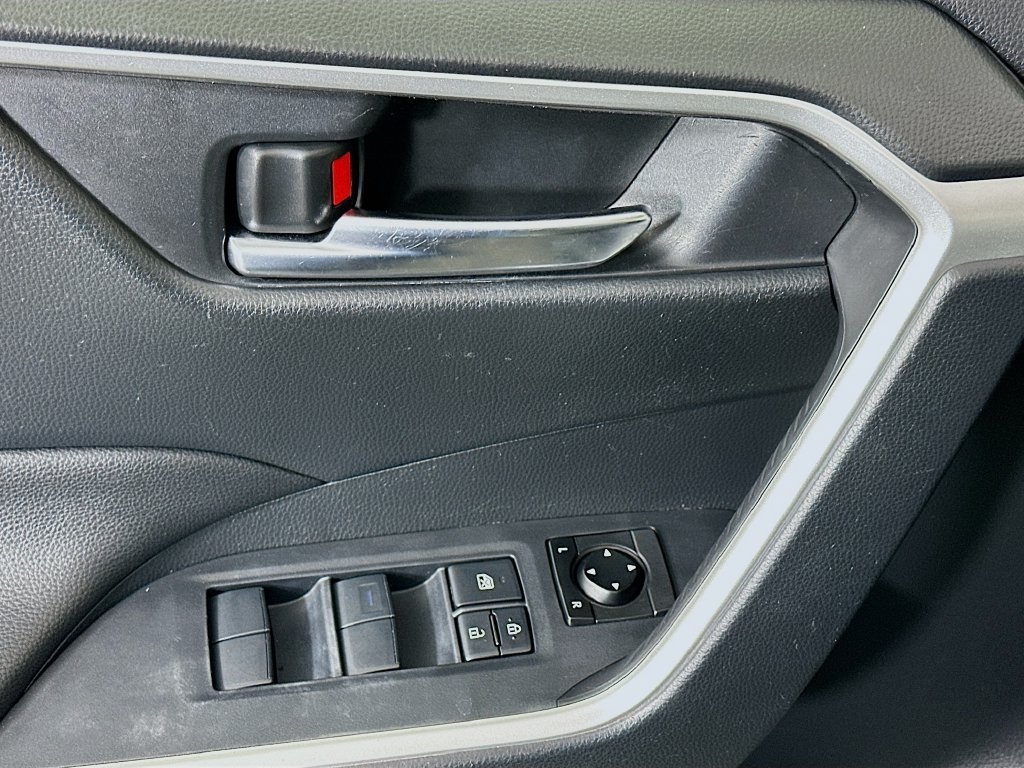 Used 2019  Toyota XLE image 17