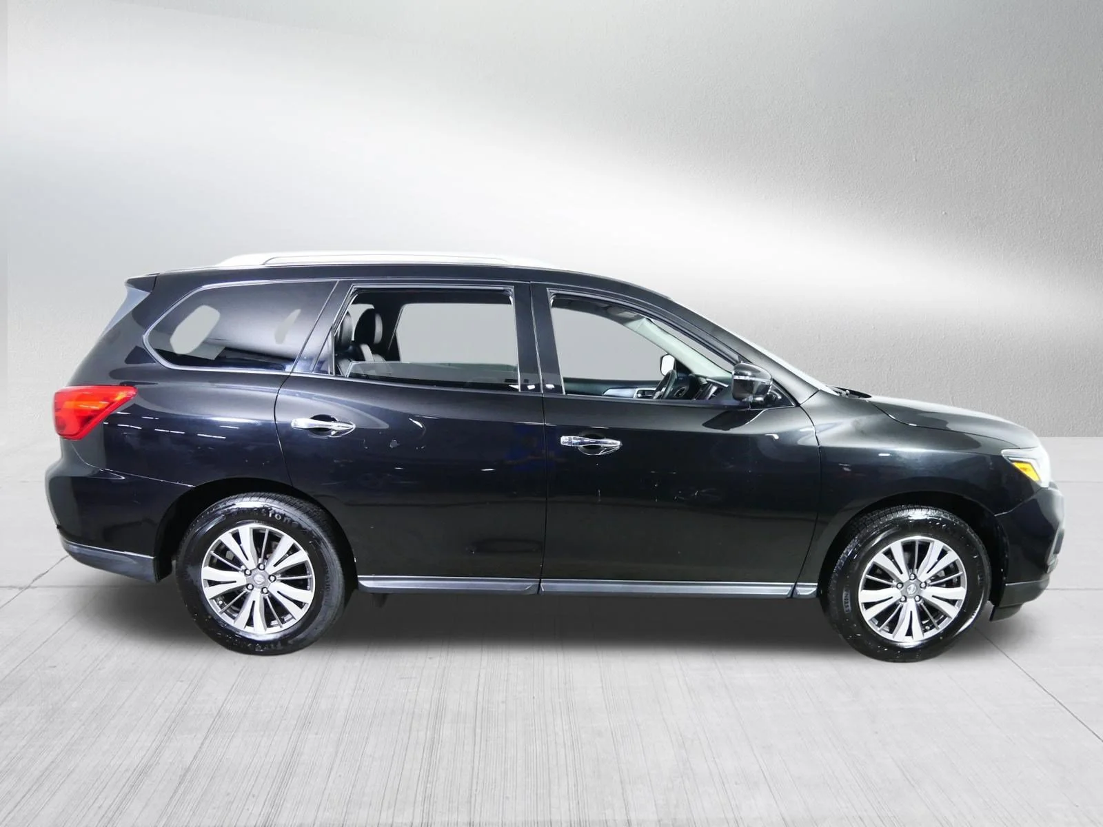 Used 2018 Magnetic Black Nissan SL image 8