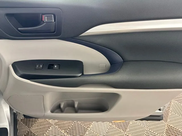 Used 2018 Silver Toyota LE image 23