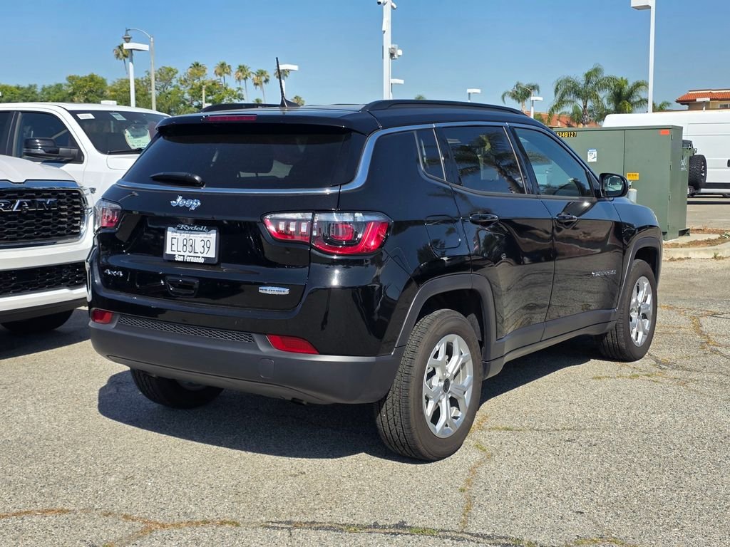 New 2026 Diamond Black Crystal Pearl-Coat Exterior Paint Jeep Latitude image 4