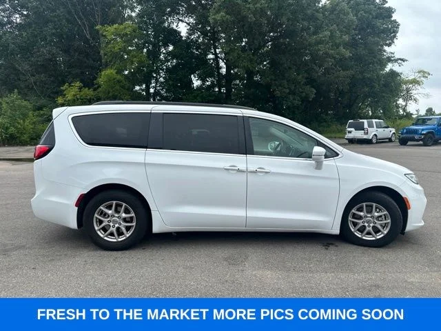 Used 2022 Bright White Clearcoat Chrysler Touring L image 12
