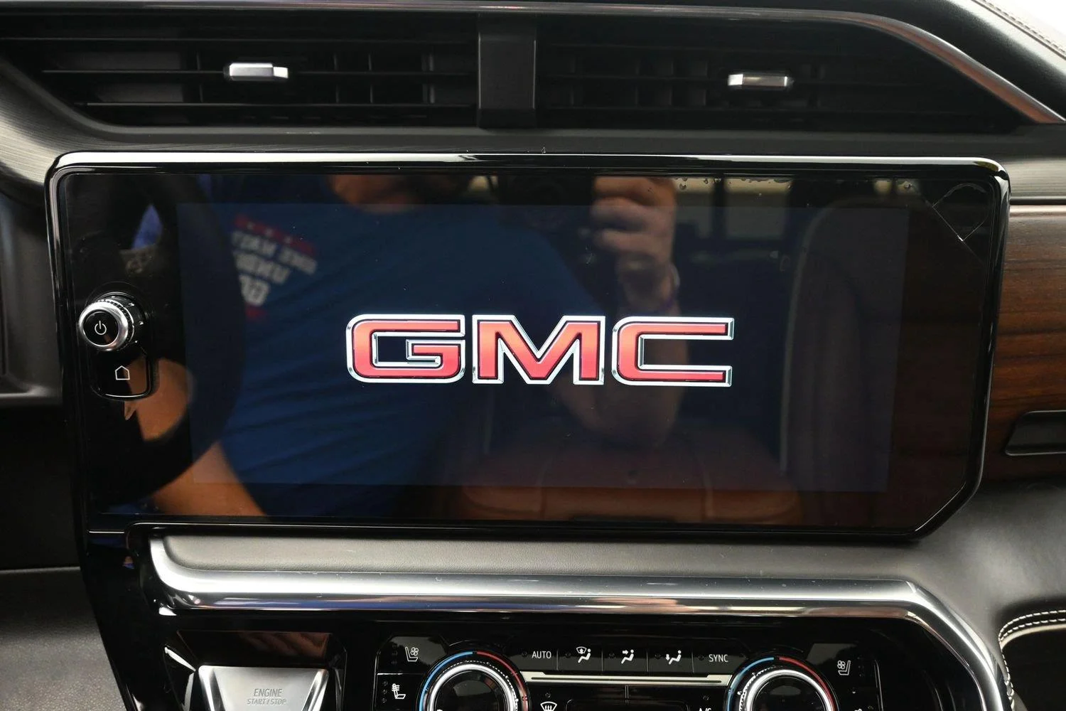 Used 2025 Onyx Black GMC Denali Ultimate image 32