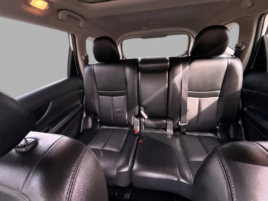 Used 2018 White Nissan SL image 26