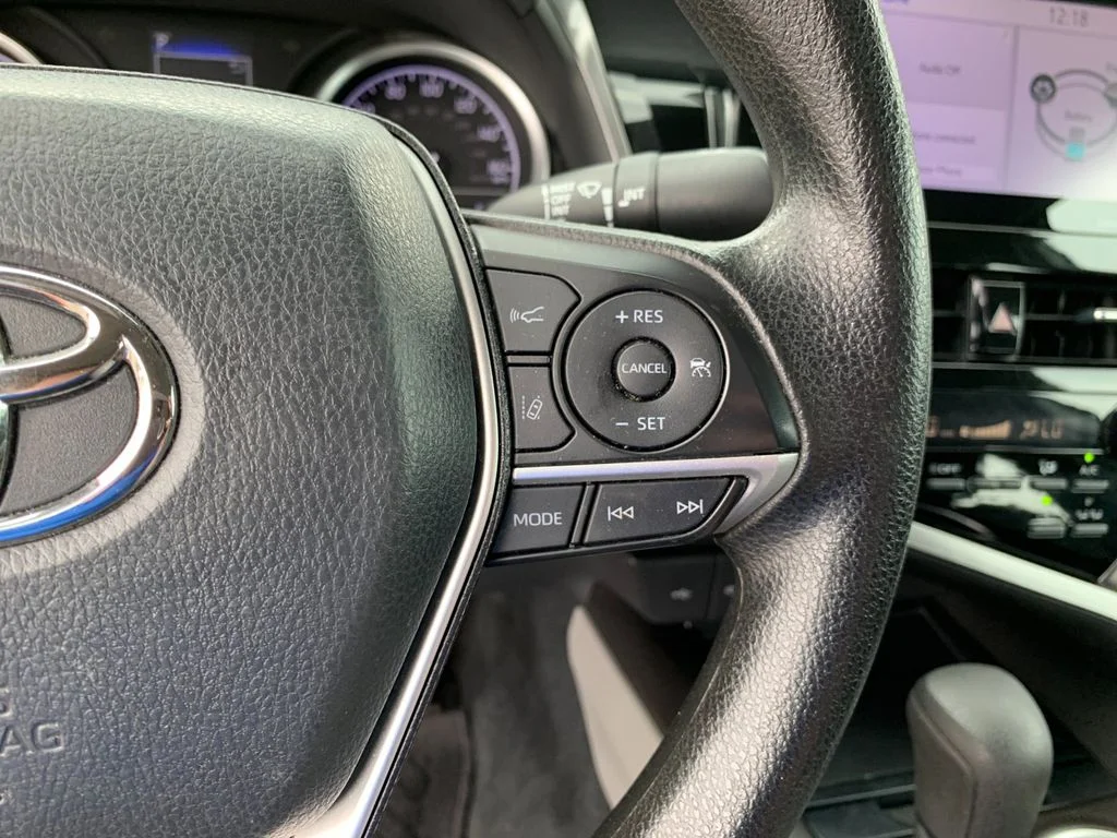 Used 2022 White Toyota LE image 28