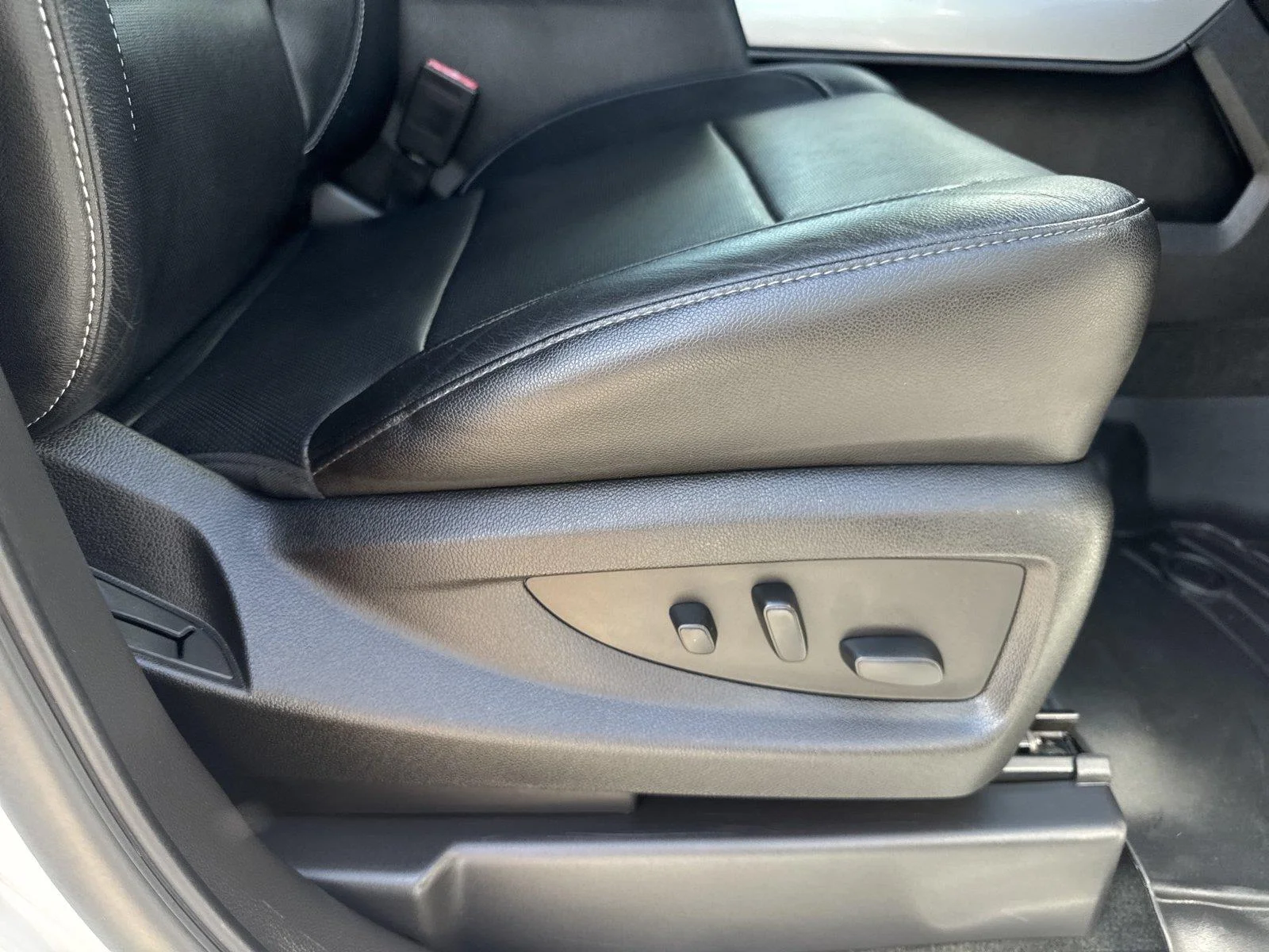 Used 2018 IRIDESCENT PEARL TRICOAT Chevrolet LTZ image 36