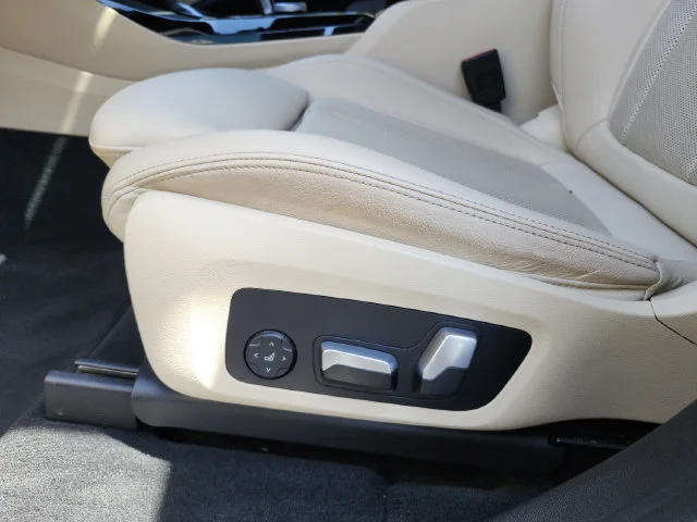 Used 2022 Black BMW xDrive30i image 26