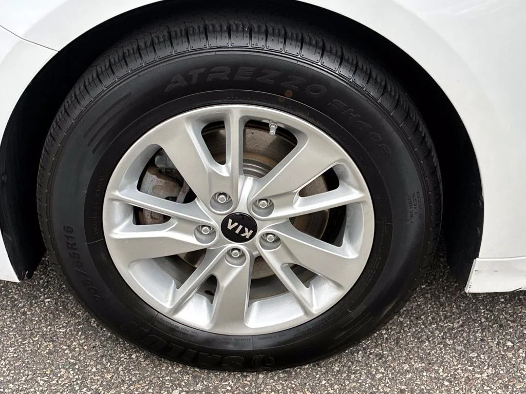 Used 2017 Snow White Pearl Kia LX image 16