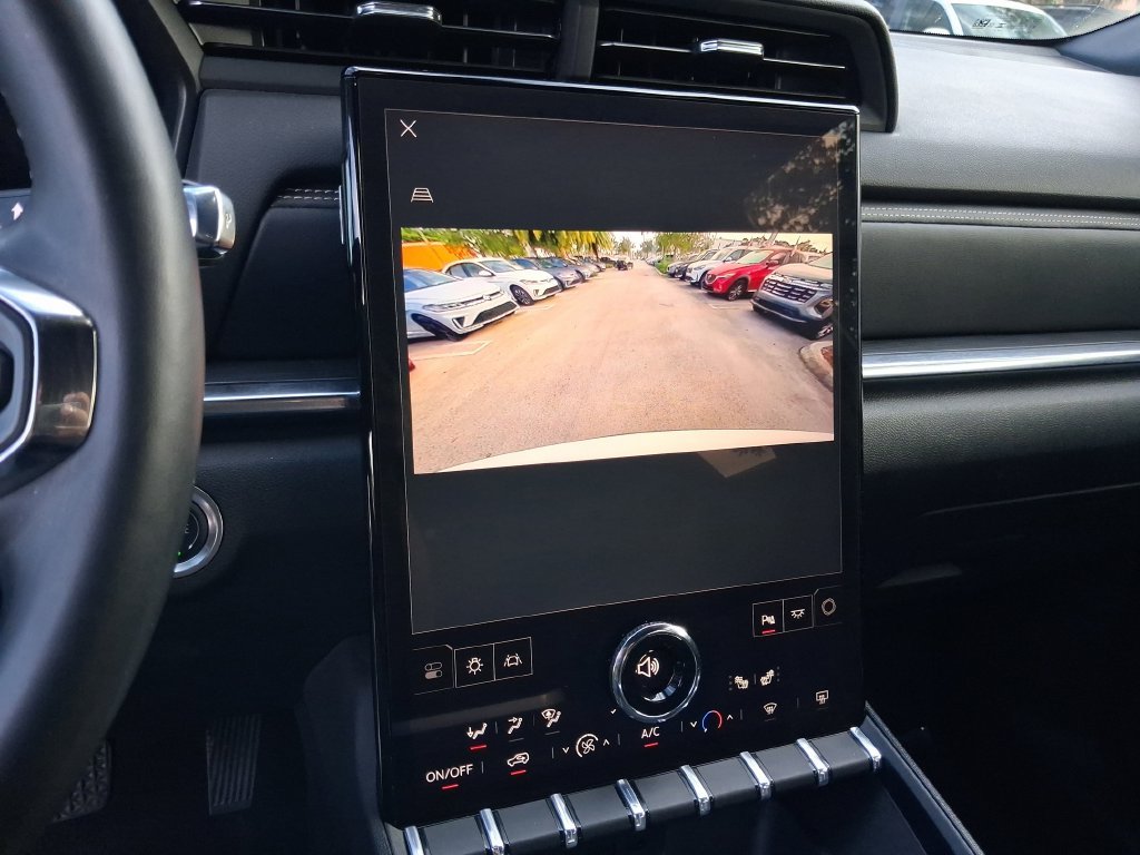 Used 2025 White GMC Elevation image 24