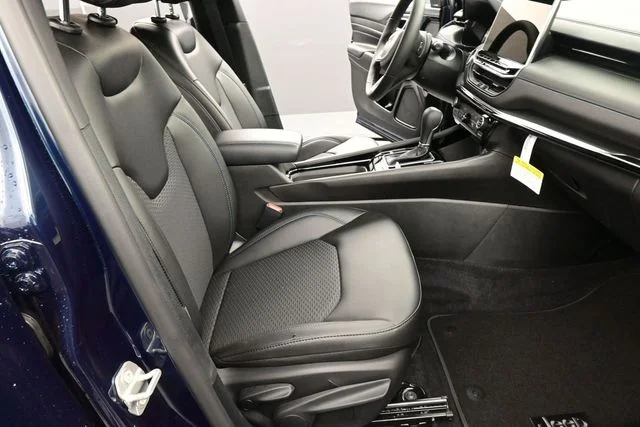New 2026 Fathom Blue Pearl-Coat Exterior Paint Jeep Latitude image 22