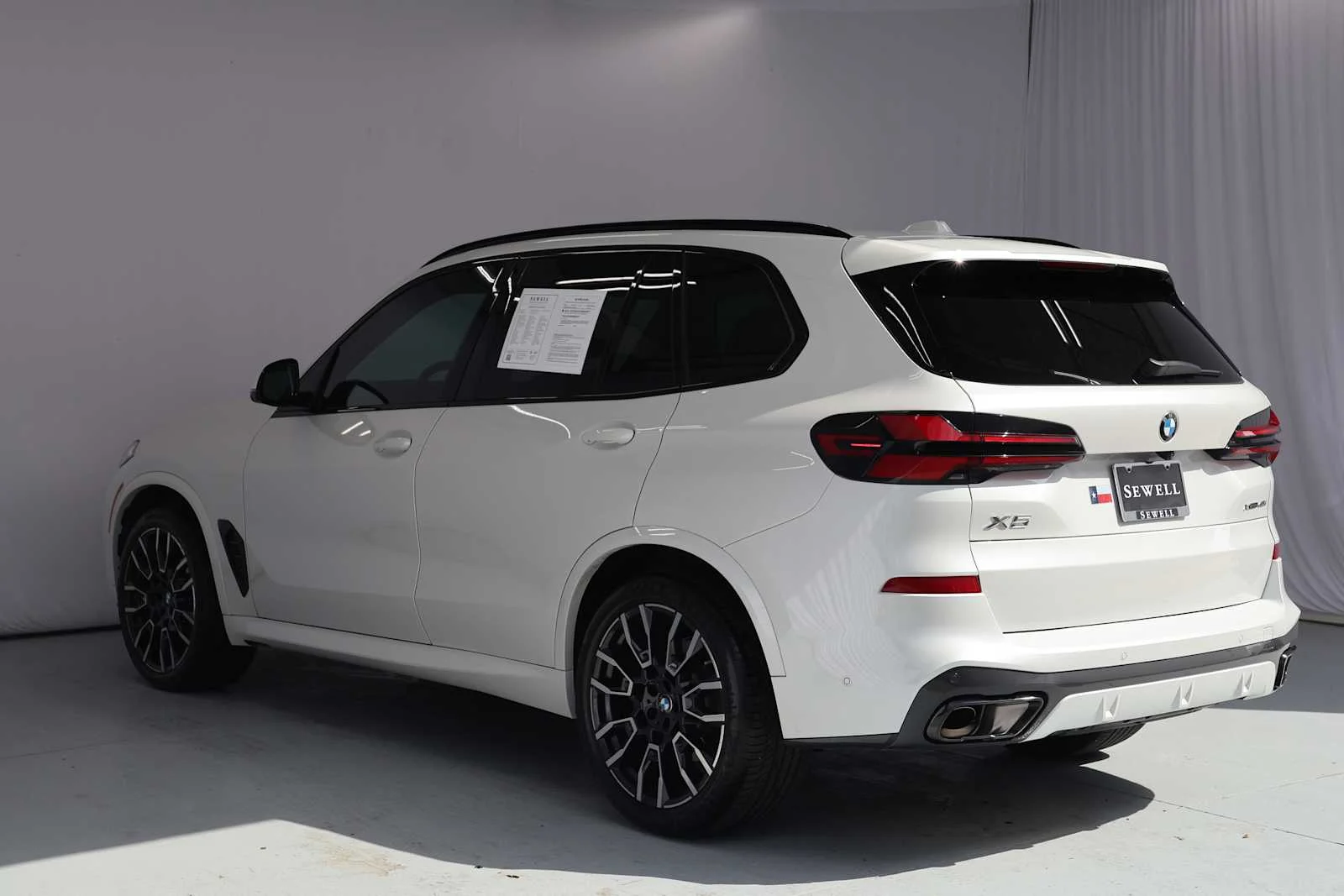 Certified Used 2026 Mineral White Metallic BMW xDrive40i image 4
