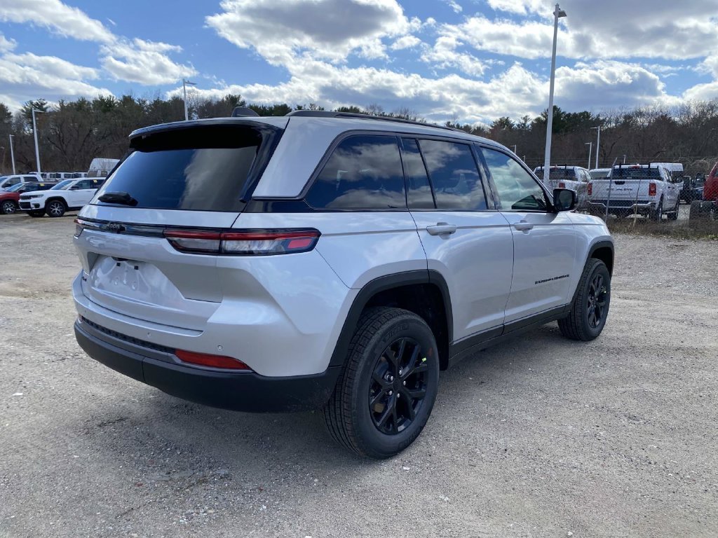 New 2026 Silver Zynith Exterior Paint Jeep Altitude image 3