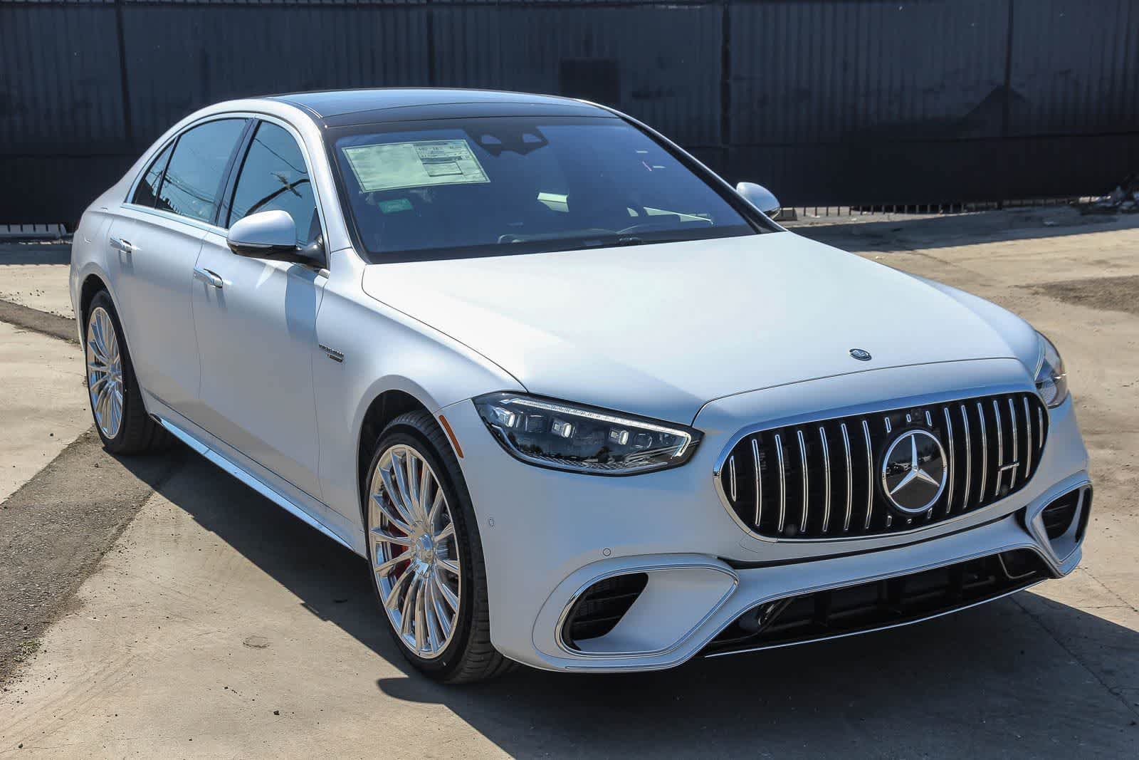 New 2026 MANUFAKTUR Moonlight White Magno Mercedes-Benz AMG® S 63 E image 3
