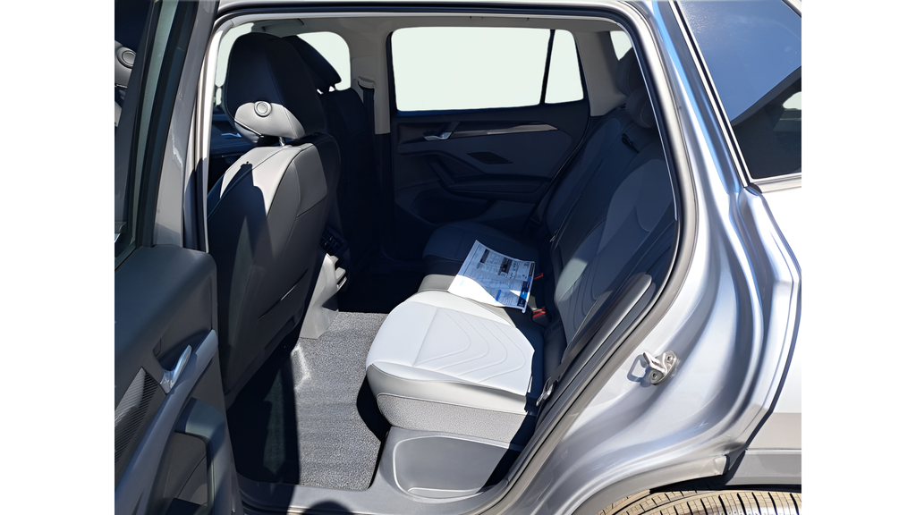 2025 Volkswagen Tiguan SE - Photo 13