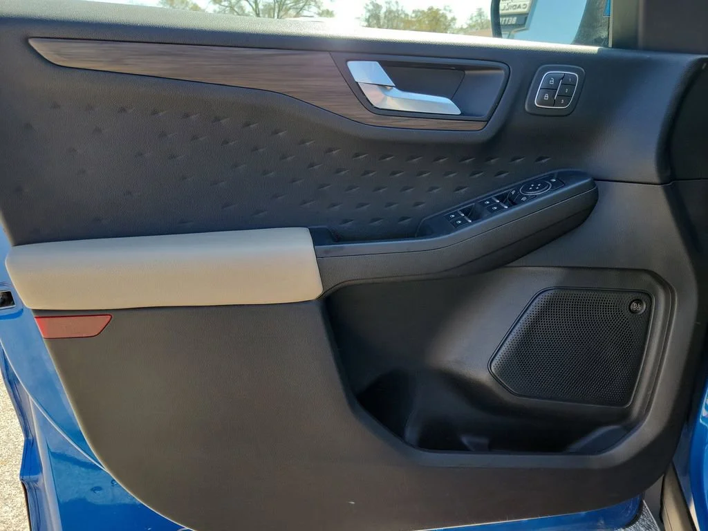 Used 2020  Ford Titanium Hybrid image 18