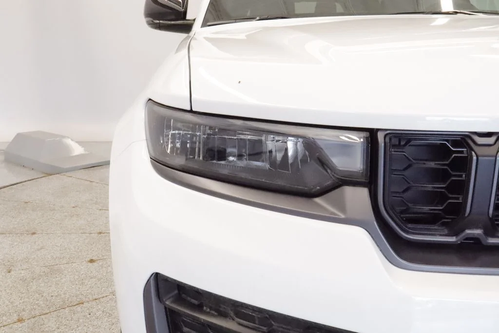 New 2026 Bright White Clear-Coat Exterior Paint Jeep Altitude image 3