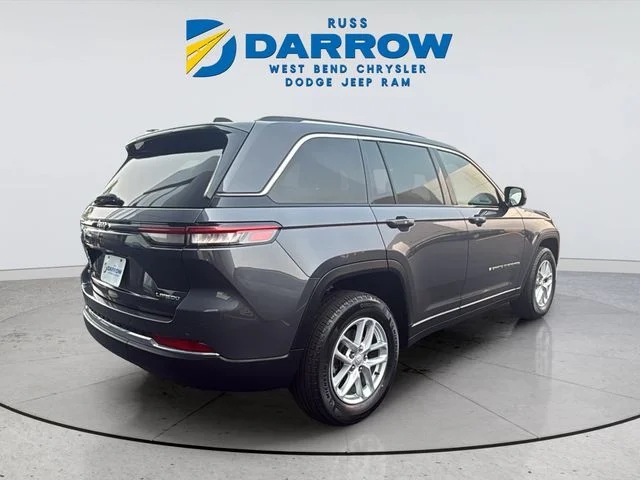 Used 2023 Gray Jeep Laredo image 5